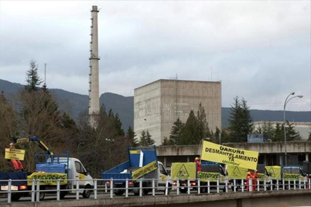Protesta de Greenpeace ante la central nuclear de Garoña, en el 2014. Protesta de Greenpeace ante la central nuclear de Garoña, en el 2014.