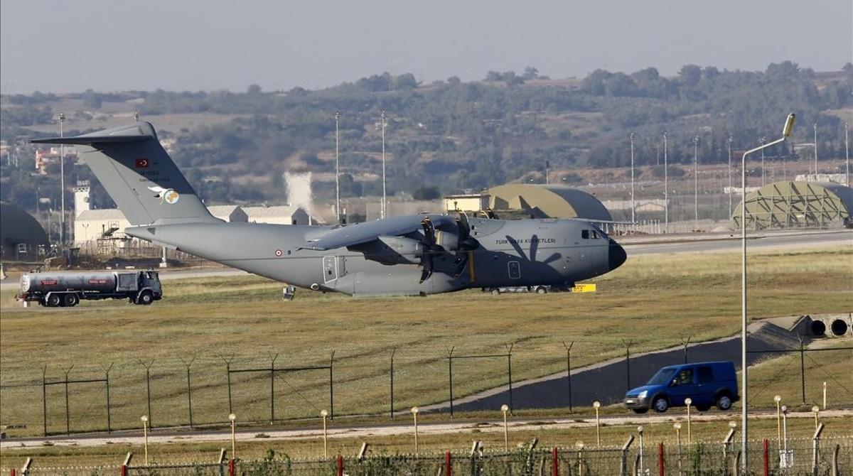 Un avión militar de transporte turco, aparcado en la base aérea de Incirlik, en la ciudad sureña de Adana, en julio del 2015.