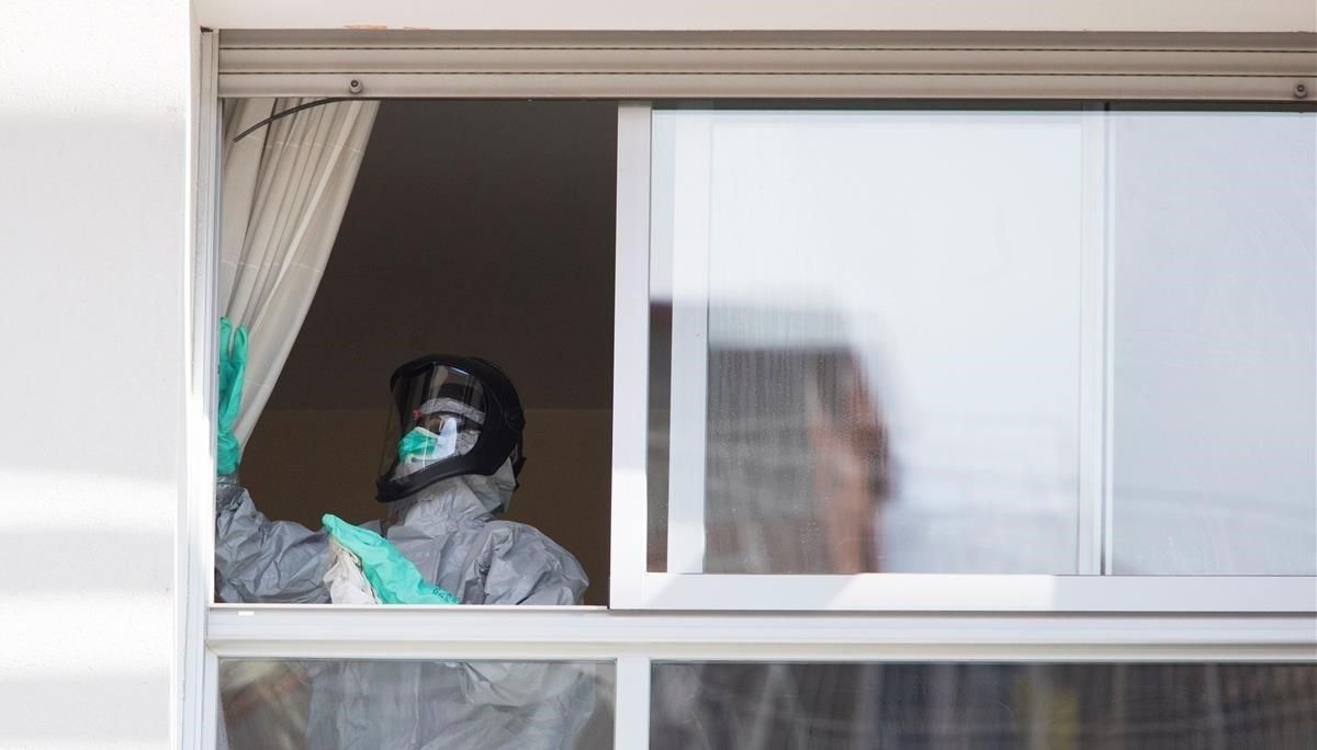 Un bombero realiza tareas de desinfección en la residencia geriátrica La Segrera durante la cuarentena. Un bombero realiza tareas de desinfección en la residencia geriátrica La Segrera durante la cuarentena.