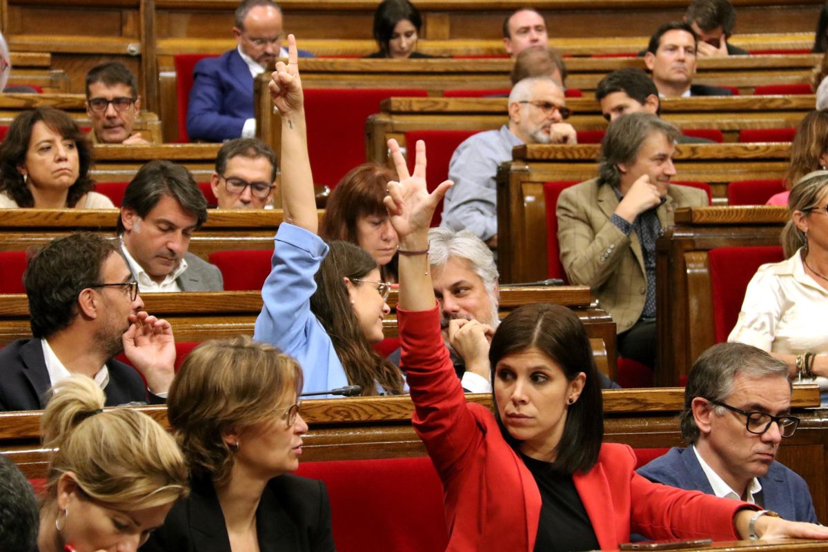 La portavoz de ERC, Marta Vilalta, y la de Junts, Mònica Sales, indicando el voto en el Parlament La portavoz de ERC, Marta Vilalta, y la de Junts, Mònica Sales, indicando el voto en el Parlament