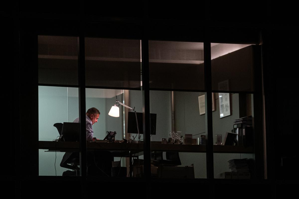 Una trabajador de una gran consultora haciendo horas durante la noche
