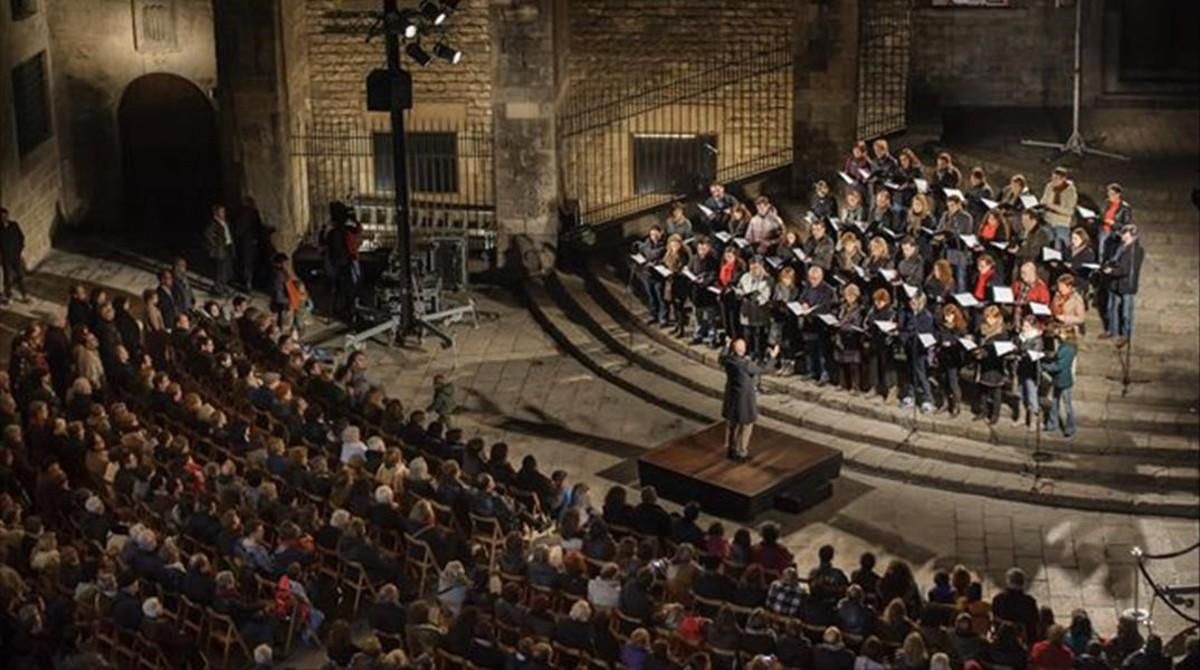 El Orfeó Català, dirigido por Josep Vila i Casañas, en el tradicional concierto navideño en la Plaça del Rei, en el 2012. El Orfeó Català, dirigido por Josep Vila i Casañas, en el tradicional concierto navideño en la Plaça del Rei, en el 2012.