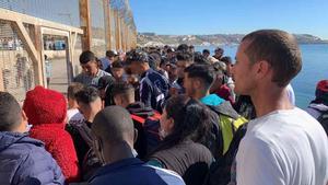Un grupo de gente trata de cruzar la valla que separa Fnideq de Ceuta.