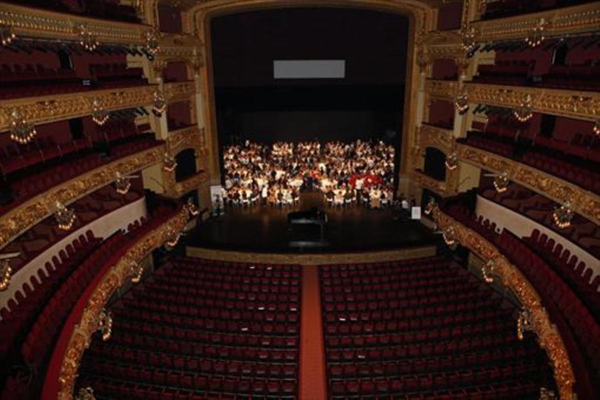 Vista del escenario del Liceu durante la celebración de la Gran Nit Solidària.