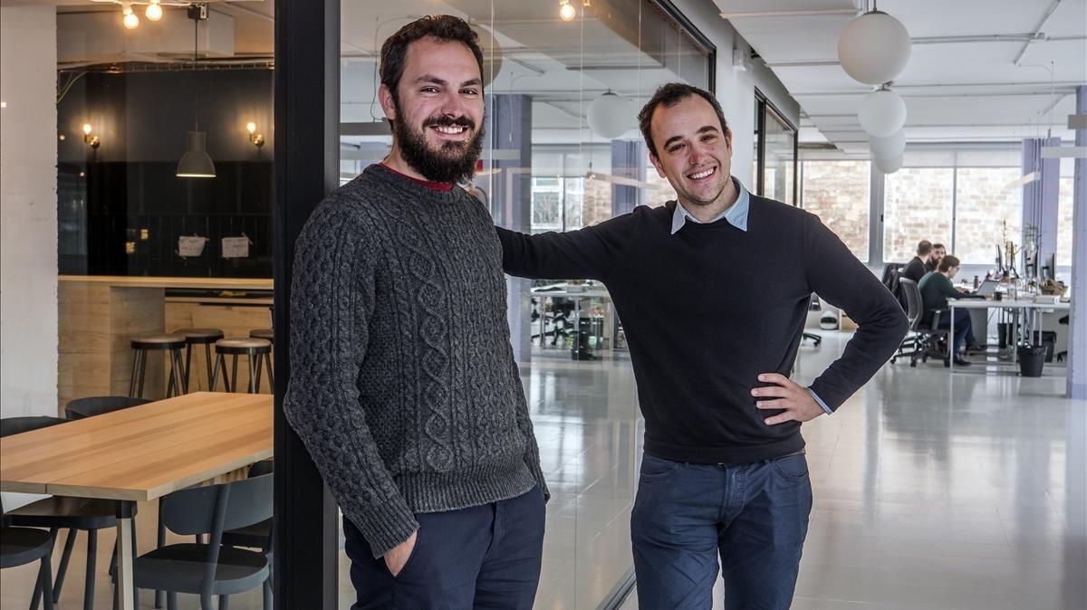 Dos de los fundadores de Factorial, Jordi Romero y Bernat Farrero, en la sede de la empresa.