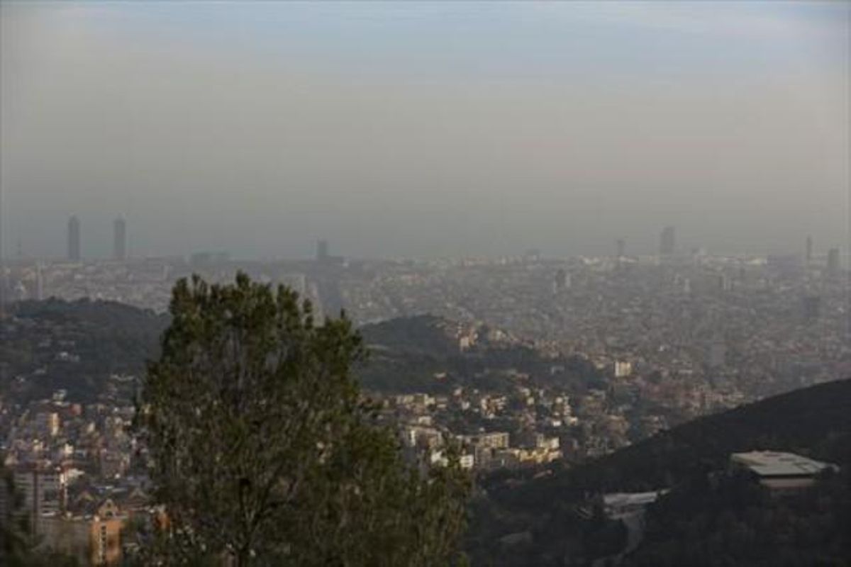 Barcelona, vista desde Vallvidrera en un día de contaminación atmosférica elevada. Barcelona, vista desde Vallvidrera en un día de contaminación atmosférica elevada.