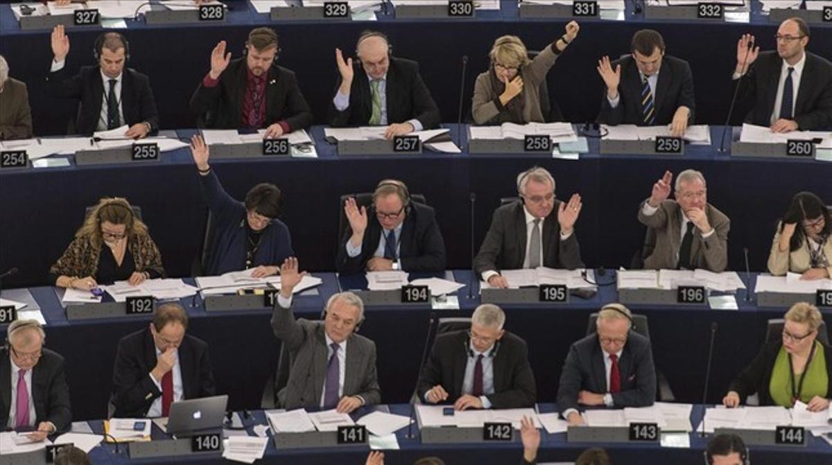 Varios eurodiputados votan en el pleno de la Eurocámara, este miércoles en Estrasburgo.