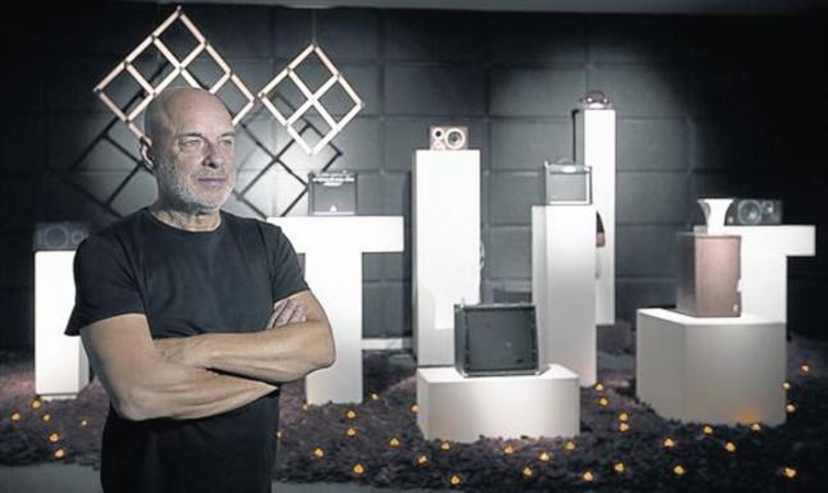 Brian Eno, junto a su instalación ’The ship’, en la Fundació Tàpies durante la presentación de la muestra. Brian Eno, junto a su instalación ’The ship’, en la Fundació Tàpies durante la presentación de la muestra.