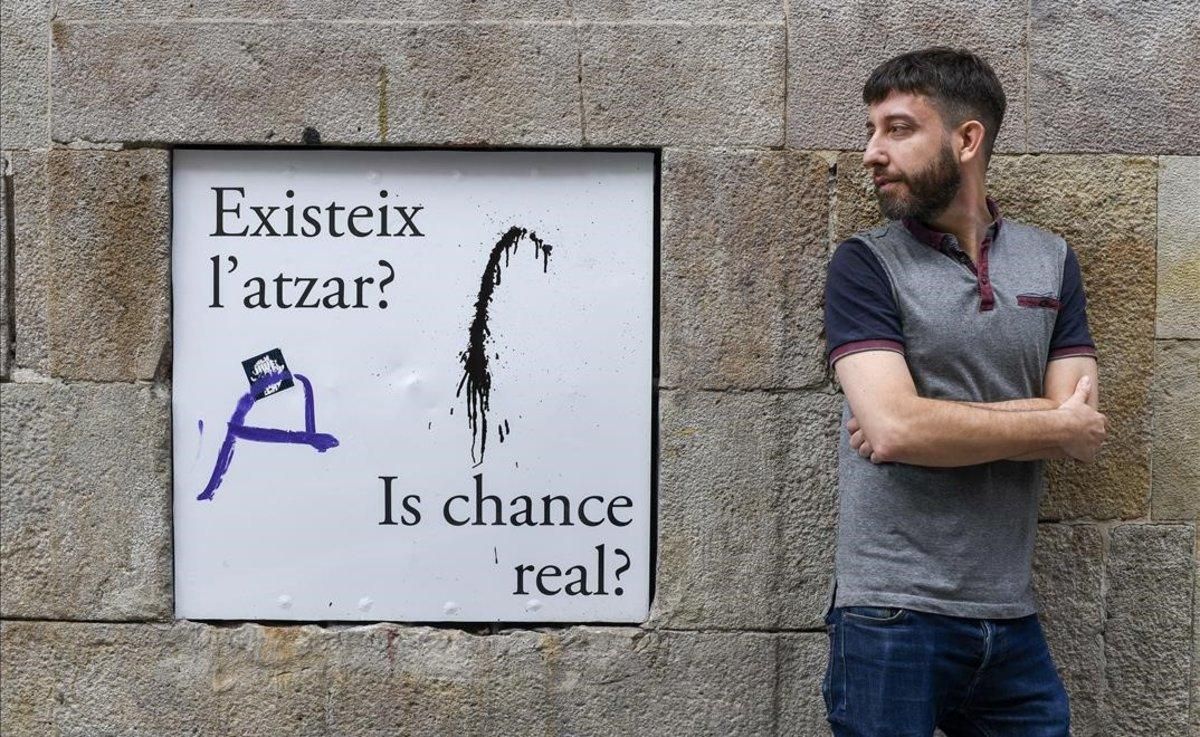 Albert Solé, junto a una de las frases de la exposición Quàntica, en el CCCB. Albert Solé, junto a una de las frases de la exposición Quàntica, en el CCCB.