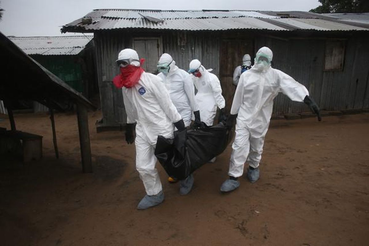 Un equipo médico carga con un cadáver afectado por el ébola en Liberia. Un equipo médico carga con un cadáver afectado por el ébola en Liberia.