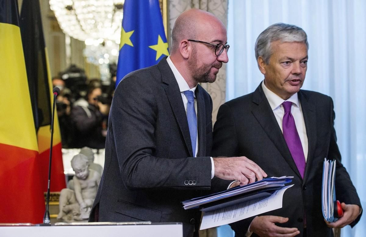 El primer ministro belga, Charles Michel (izquierda), y el ministro belga de Asuntos Exteriores, Didier Reynders, comparecen en una rueda de prensa tras una reunión de emergencia para tratar de llegar a un entendimiento sobre la firma del acuerdo de libre comercio entre la Unión Europea y Canadá (CETA). El primer ministro belga, Charles Michel (izquierda), y el ministro belga de Asuntos Exteriores, Didier Reynders, comparecen en una rueda de prensa tras una reunión de emergencia para tratar de llegar a un entendimiento sobre la firma del acuerdo de libre comercio entre la Unión Europea y Canadá (CETA).