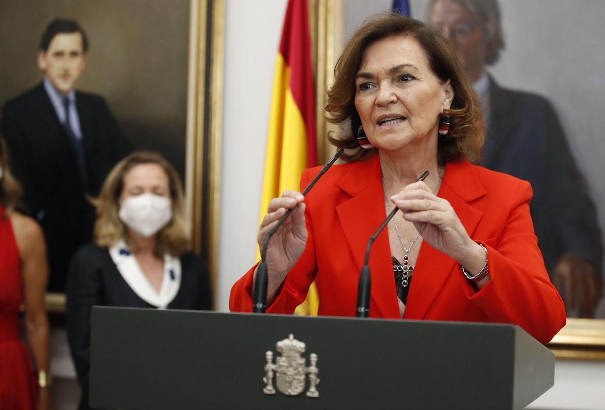 La ya exvicepresidenta del Gobierno, Carmen Calvo, felicita a su sucesor, Félix Bolaños, nuevo ministro de la Presidencia, Relaciones con las Cortes y Memoria Democrática, este 12 de julio de 2021 en la Moncloa. La ya exvicepresidenta del Gobierno, Carmen Calvo, felicita a su sucesor, Félix Bolaños, nuevo ministro de la Presidencia, Relaciones con las Cortes y Memoria Democrática, este 12 de julio de 2021 en la Moncloa.