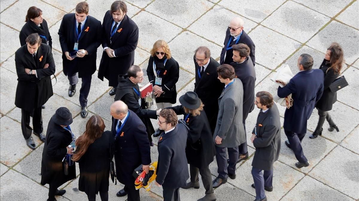 Familiares de Franco son recibidos por el prior de la basílica del Valle de los Caídos, el jueves. Familiares de Franco son recibidos por el prior de la basílica del Valle de los Caídos, el jueves.