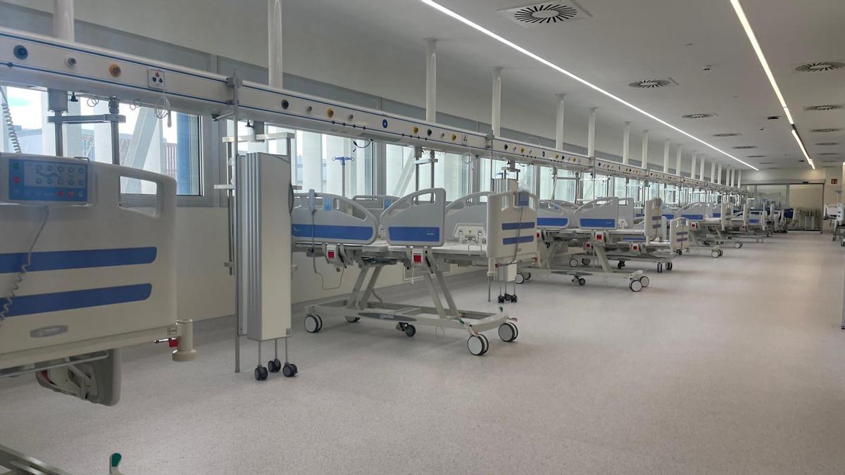 Camas de uci vacías en la segunda planta del edificio anexo del Hospital de Sant Joan Despí Moisès Broggi.