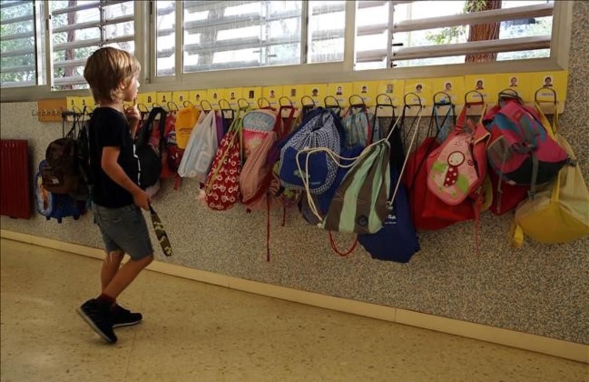 Un niño en un colegio de Barcelona, el pasado septiembre. Un niño en un colegio de Barcelona, el pasado septiembre.
