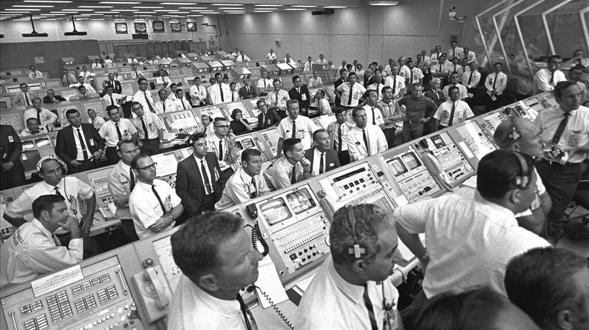 Ingenieros de la NASA expectantes ante el despegue de la misión ’Apollo 11’ en julio del 1969