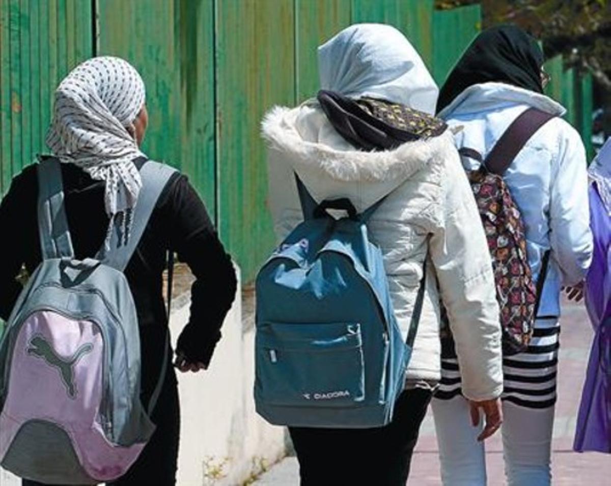 Un grupo de adolescentes de Pozuelo (Madrid) llevan hiyab en solidaridad con su compañera Najwa, en abril. Un grupo de adolescentes de Pozuelo (Madrid) llevan hiyab en solidaridad con su compañera Najwa, en abril.