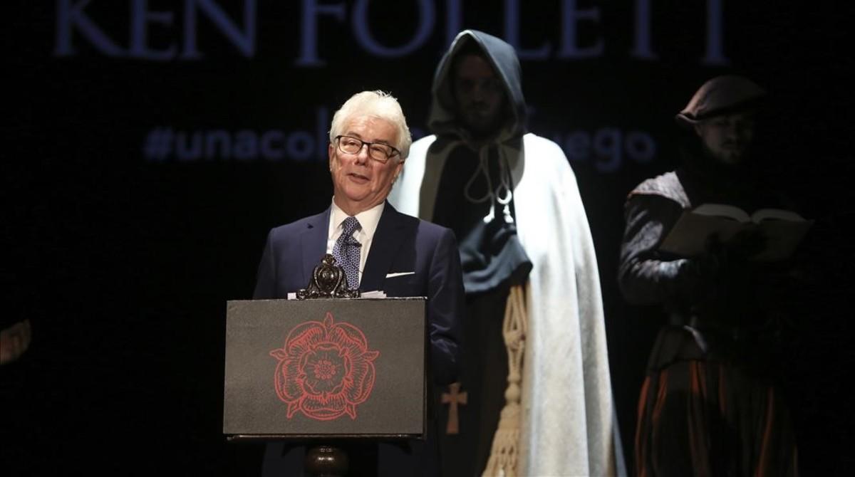 Ken Follet, en el teatro Infanta Isabel de Madrid, donde presentó ’Una columna de fuego’ rodeado por actores que interpretaban a los personajes de la novela.