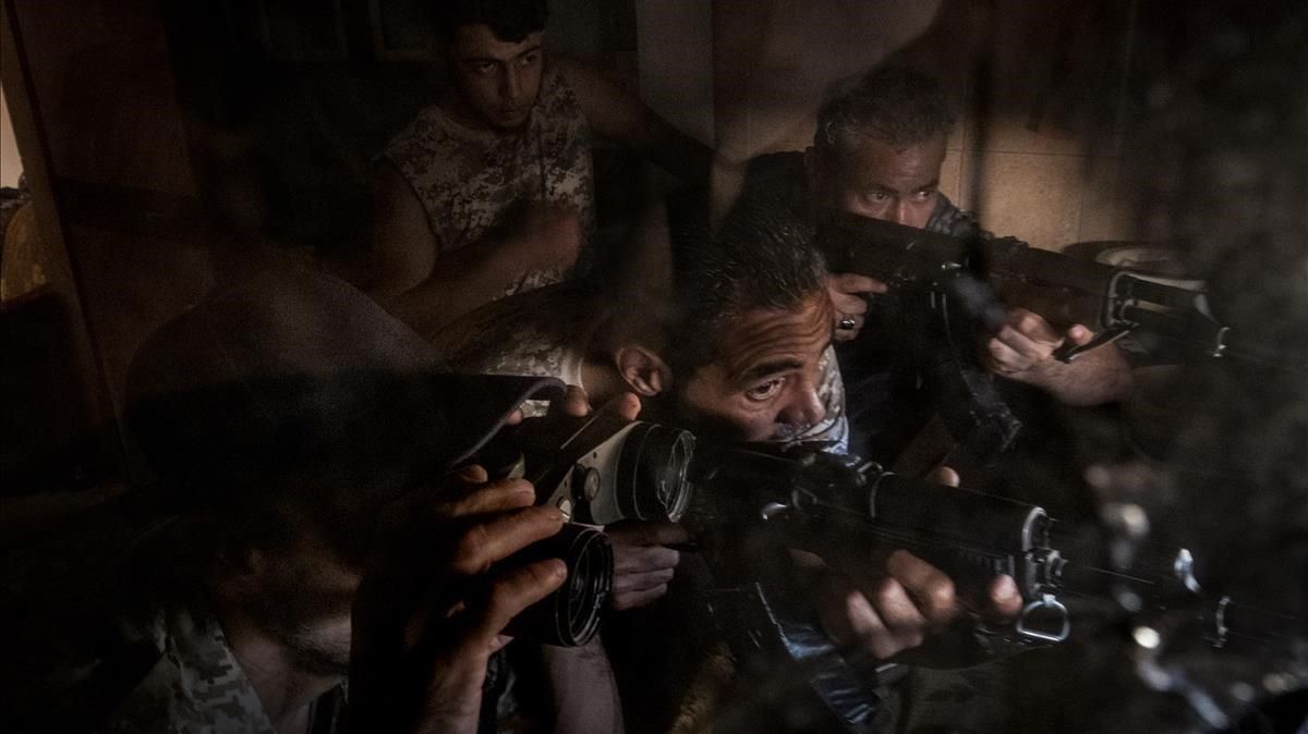 Soldados del Gobierno de Acuerdo Nacional (GNA) disparan contra posiciones de las milicias del general Jalifa Haftar en el barrio de Salah Hadin en Tripoli. Soldados del Gobierno de Acuerdo Nacional (GNA) disparan contra posiciones de las milicias del general Jalifa Haftar en el barrio de Salah Hadin en Tripoli.
