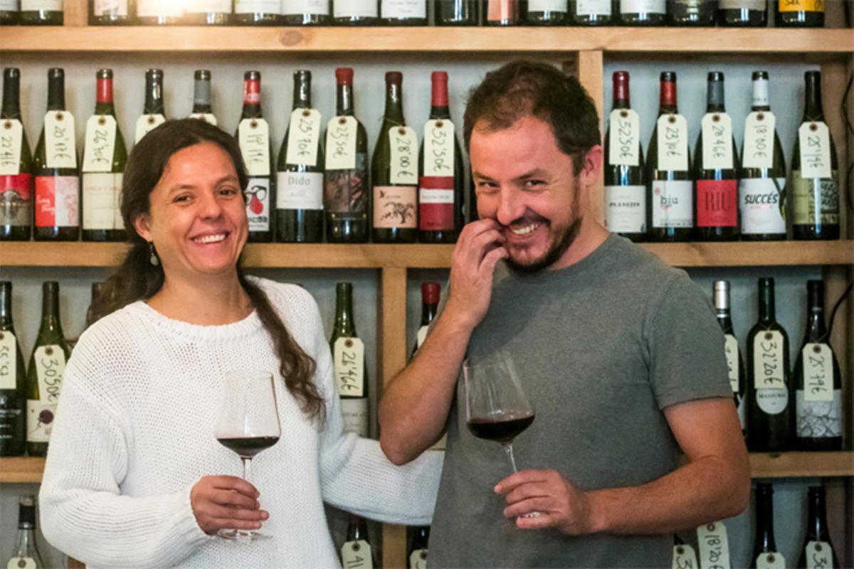 Janina y Xavi Rutia, ante una de las estanterías llenas de vinos.