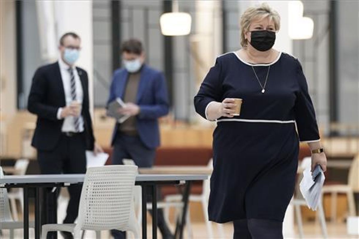 La policía noruega anunció el 9 de abril que había multado a Solberg por saltarse las medidas de lucha contra la pandemia. La policía noruega anunció el 9 de abril que había multado a Solberg por saltarse las medidas de lucha contra la pandemia.