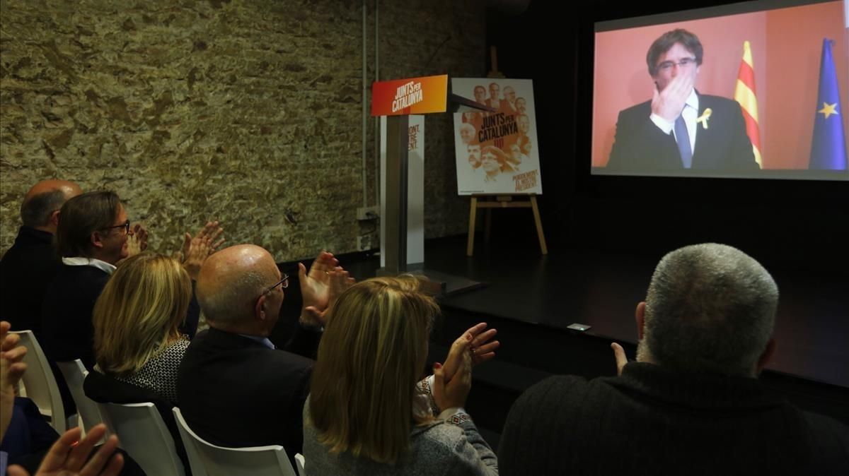 Puigdemont, este lunes, en un acto con militantes de la extinta Unió que apoyan al ’expresident’. Puigdemont, este lunes, en un acto con militantes de la extinta Unió que apoyan al ’expresident’.