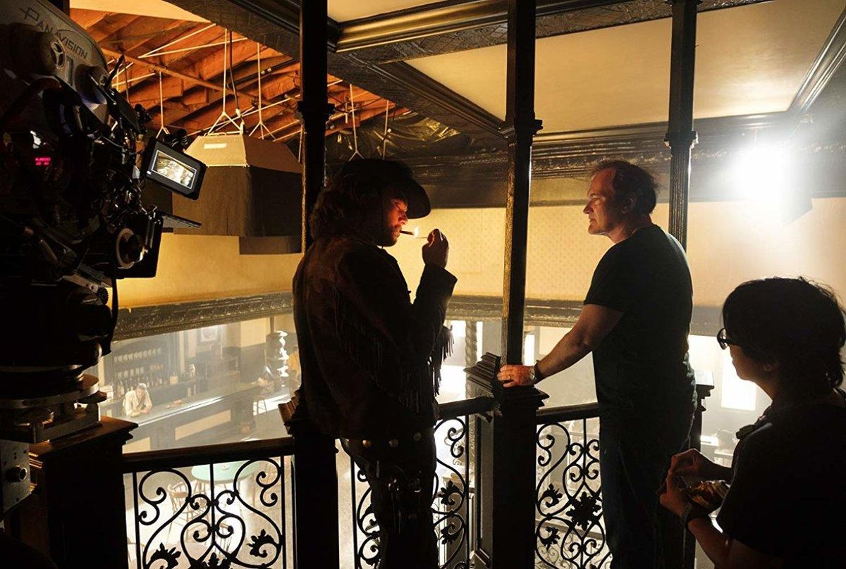 DiCaprio recibe las órdenes de Tarantino antes de rodar una escena. DiCaprio recibe las órdenes de Tarantino antes de rodar una escena.