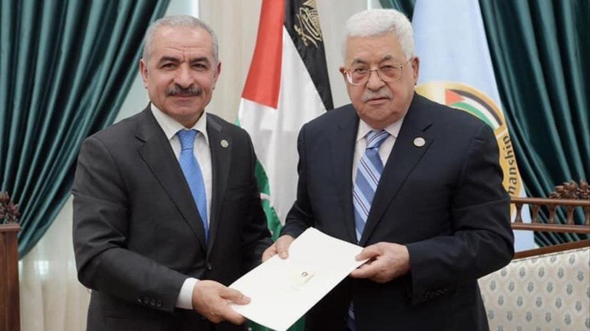 El presidente palestino, Mahmud Abás (derecha), junto al recién nombrado primer ministro, Mohamed Shtayeh. El presidente palestino, Mahmud Abás (derecha), junto al recién nombrado primer ministro, Mohamed Shtayeh.