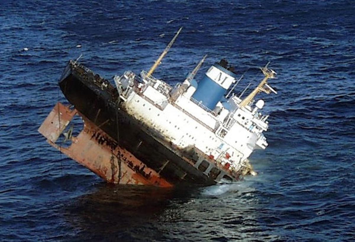 Imagen del ’Prestige’, hundiéndose ante las costas gallegas, el 19 de noviembre del 2002.