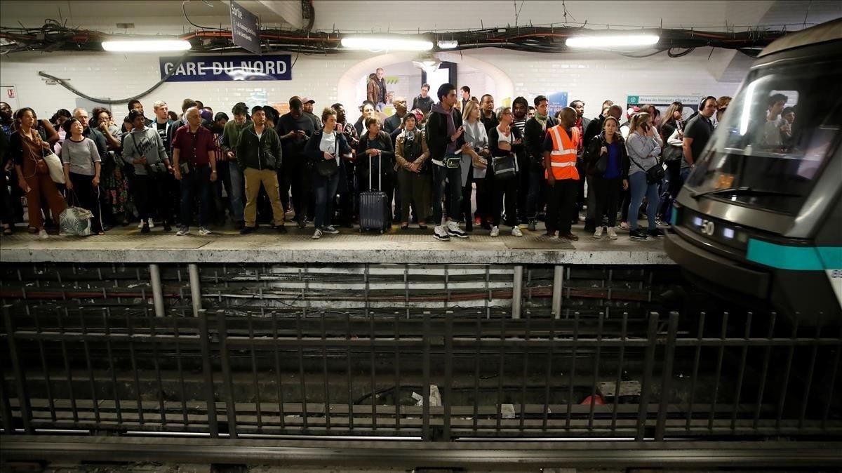 Andenes de metro atestados durante la huelga de transporte público en París. Andenes de metro atestados durante la huelga de transporte público en París.