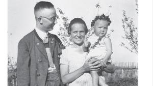 Heinrich Himmler, con su esposa Marga y su hija Gudrun, en 1930.  