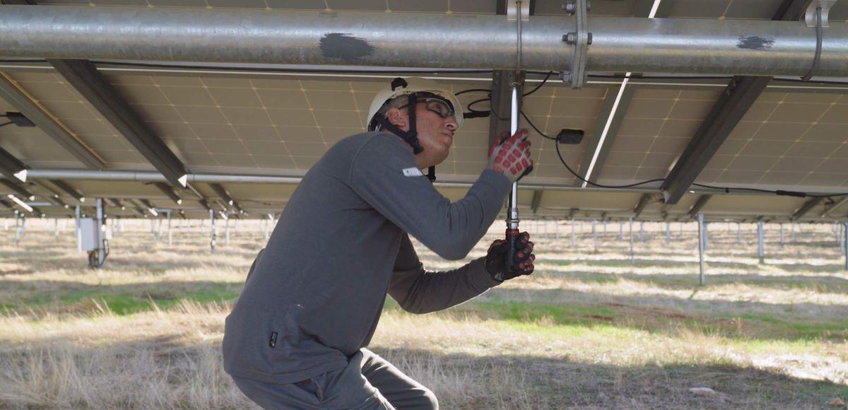 Un técnico trabaja en la planta fotovoltaica de Logrosán (Extremadura)