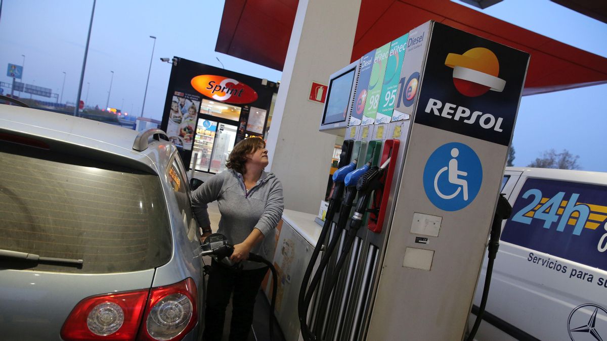 Una usuaria pone gasolina en su coche en la gasolinera de Molins de Rei Una usuaria pone gasolina en su coche en la gasolinera de Molins de Rei