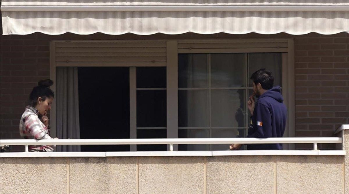 Una pareja, durante el confinamiento, en la terraza de su casa en Madrid. Una pareja, durante el confinamiento, en la terraza de su casa en Madrid.