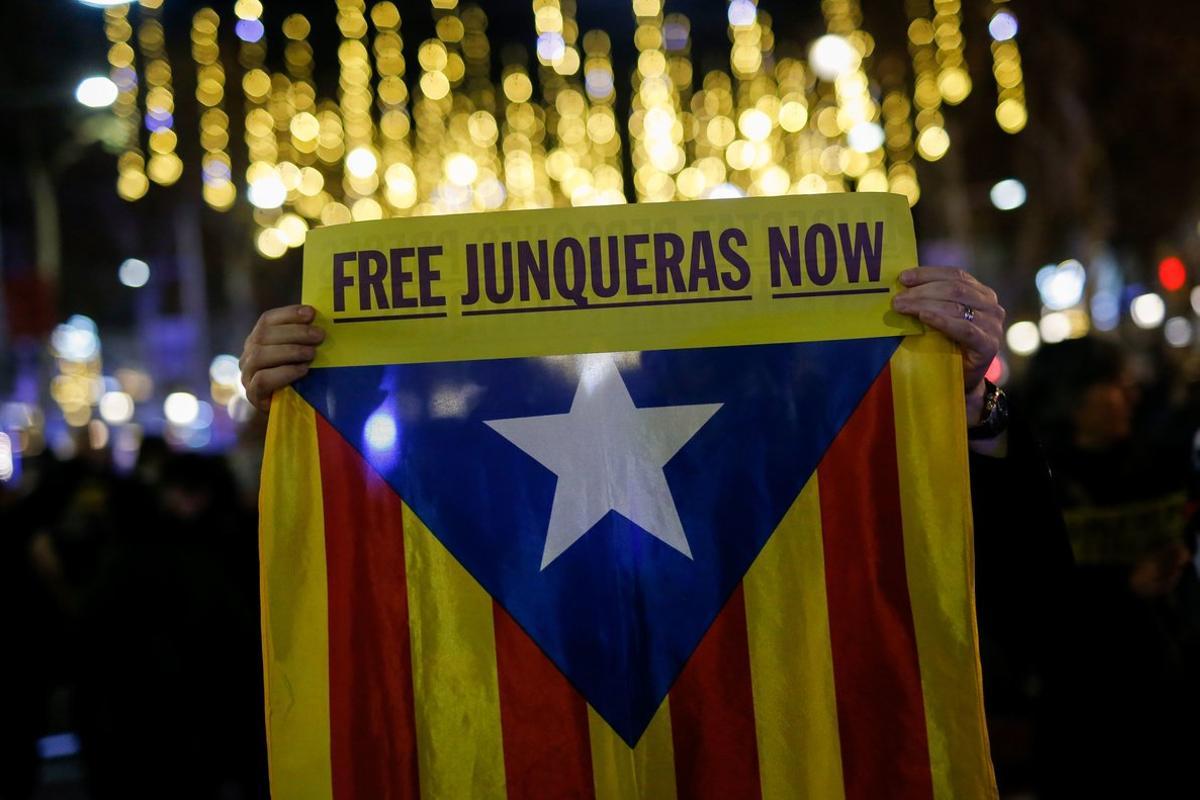 Pancarta por la libertad de Oriol Junqueras en el paseo de Gràcia de Barcelona