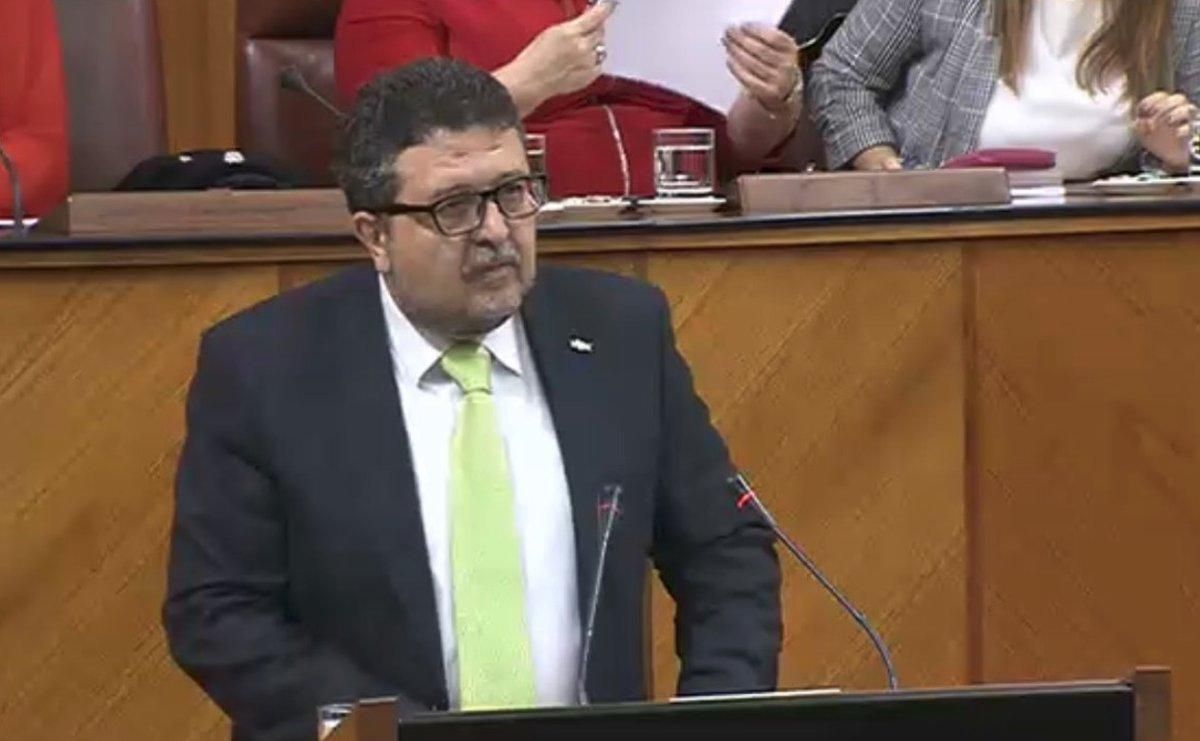 El líder de Vox en el Parlamento de Andalucía, Francisco Serrano, durante su discurso. El líder de Vox en el Parlamento de Andalucía, Francisco Serrano, durante su discurso.