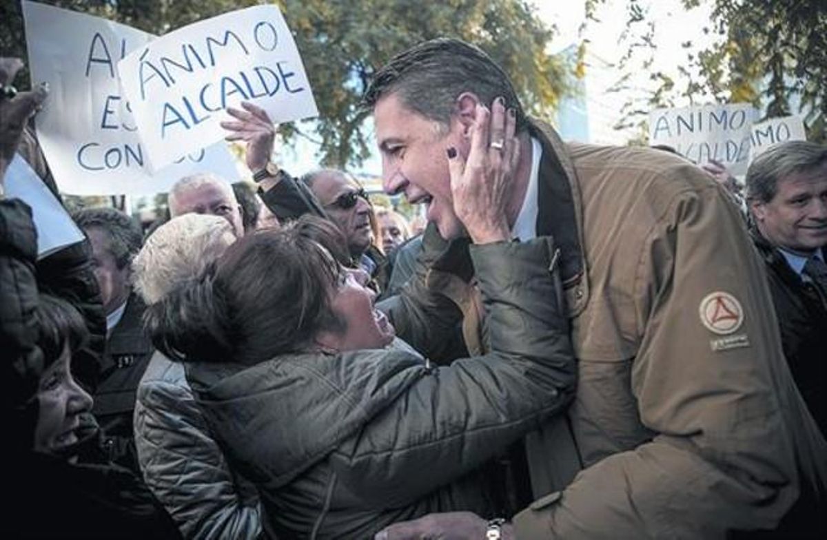 Xavier García Albiol recibe el apoyo de algunos seguidores a su llegada a la Ciutat de la Justícia. Xavier García Albiol recibe el apoyo de algunos seguidores a su llegada a la Ciutat de la Justícia.