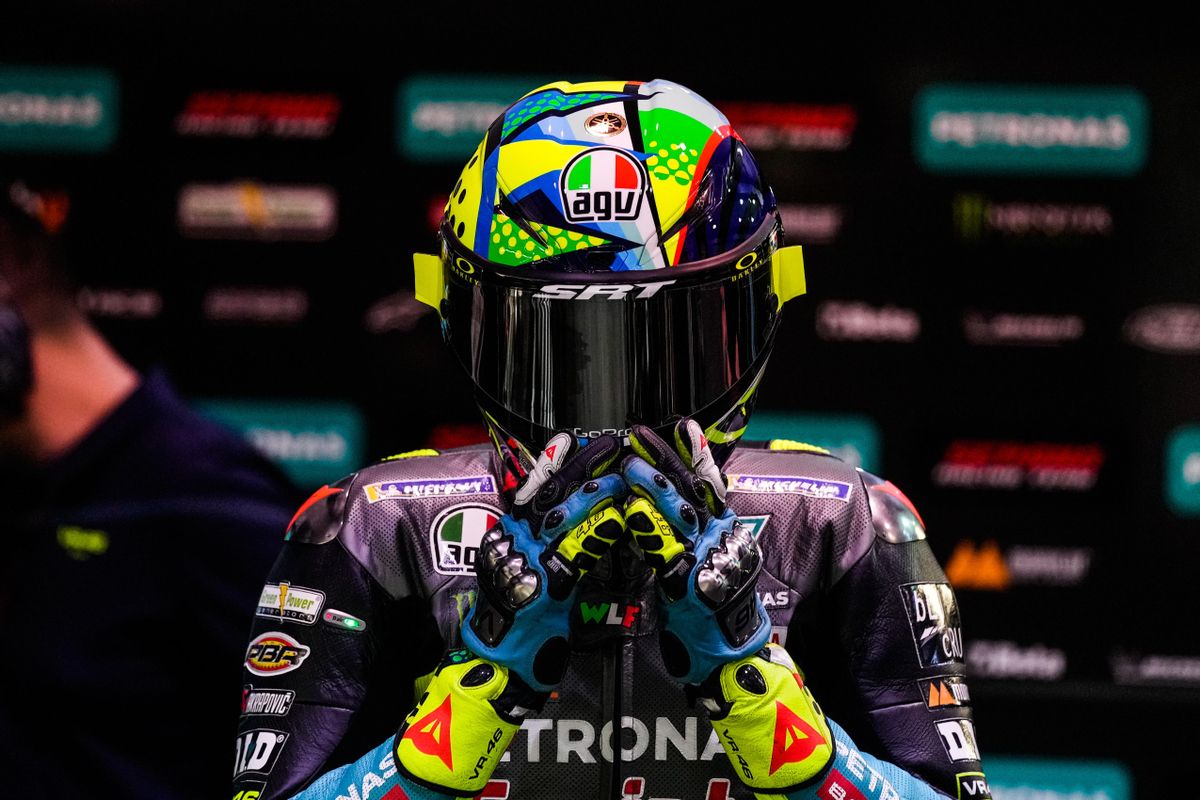 Valentino Rossi (Yamaha), concentrado antes de subirse a su moto en Losail. Valentino Rossi (Yamaha), concentrado antes de subirse a su moto en Losail.