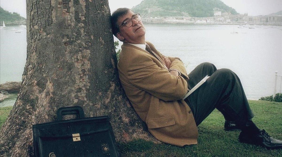 Ernest Lluch, retratado en San Sebastián. Ernest Lluch, retratado en San Sebastián.