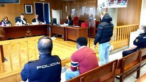 Los dos condenados, durante el juicio celebrado en la sede de la Audiencia en Vigo.