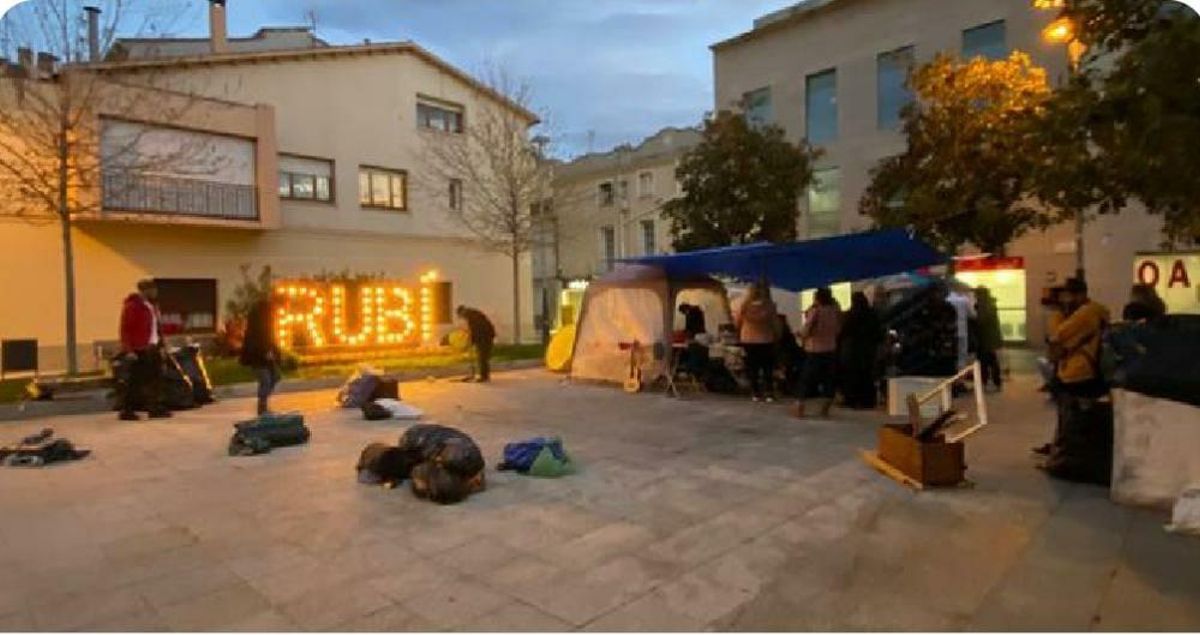 La PAH Rubí levantando la acampada de la Plaza del Ayuntamiento La PAH Rubí levantando la acampada de la Plaza del Ayuntamiento