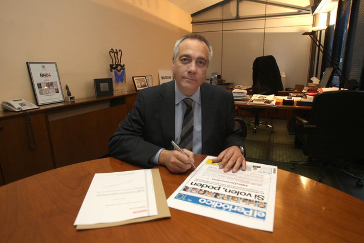 Pere Navarro, durante la firma del decálogo anticorrupción de EL PERIÓDICO, ayer.
