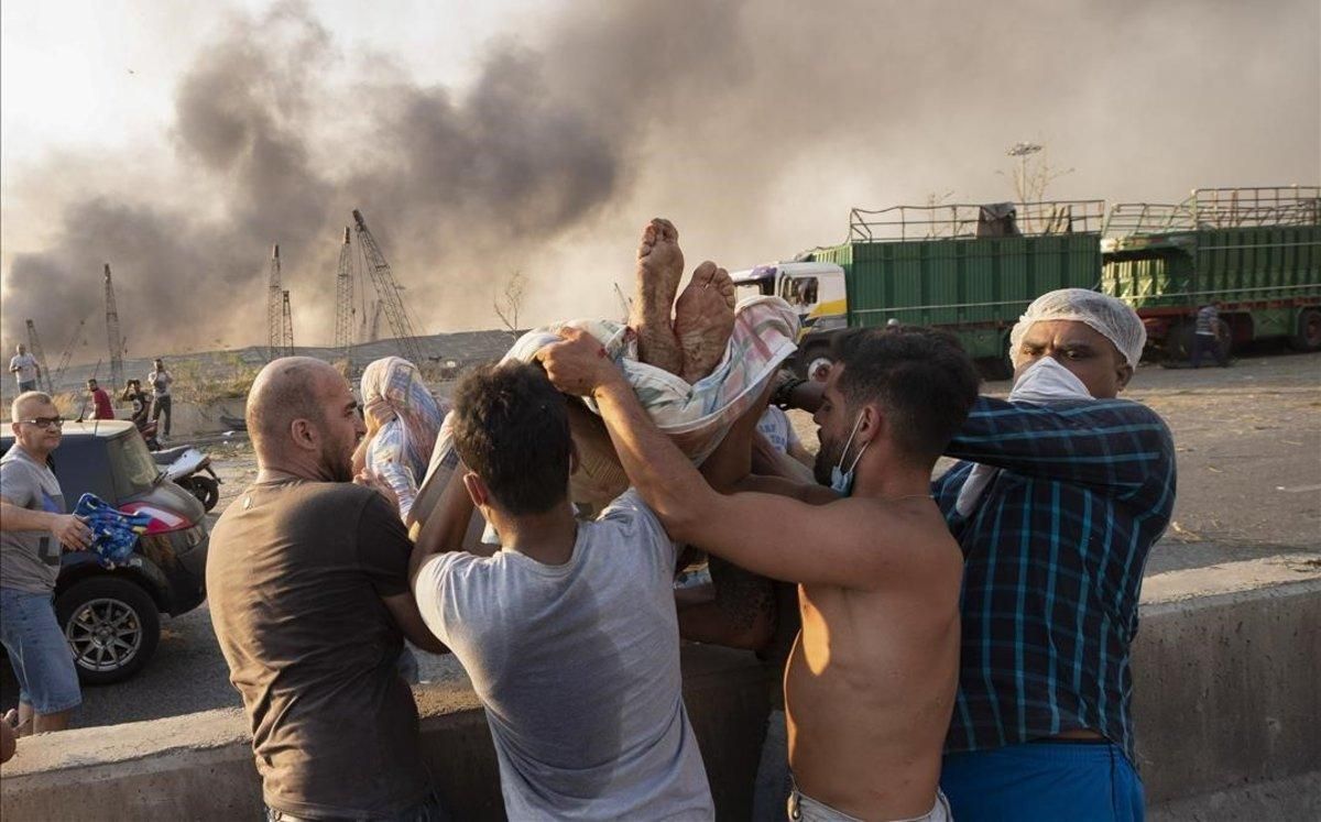 Evacuación de un herido durante la explosión del puerto de Beirut. Evacuación de un herido durante la explosión del puerto de Beirut.