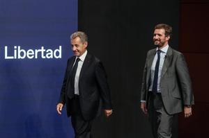 El expresidente francés Nicolas Sarkozy y el líder del PP, Pablo Casado, llegan al escenario para dar una conferencia en el auditorio del Museo Reina Sofía de Madrid. 
