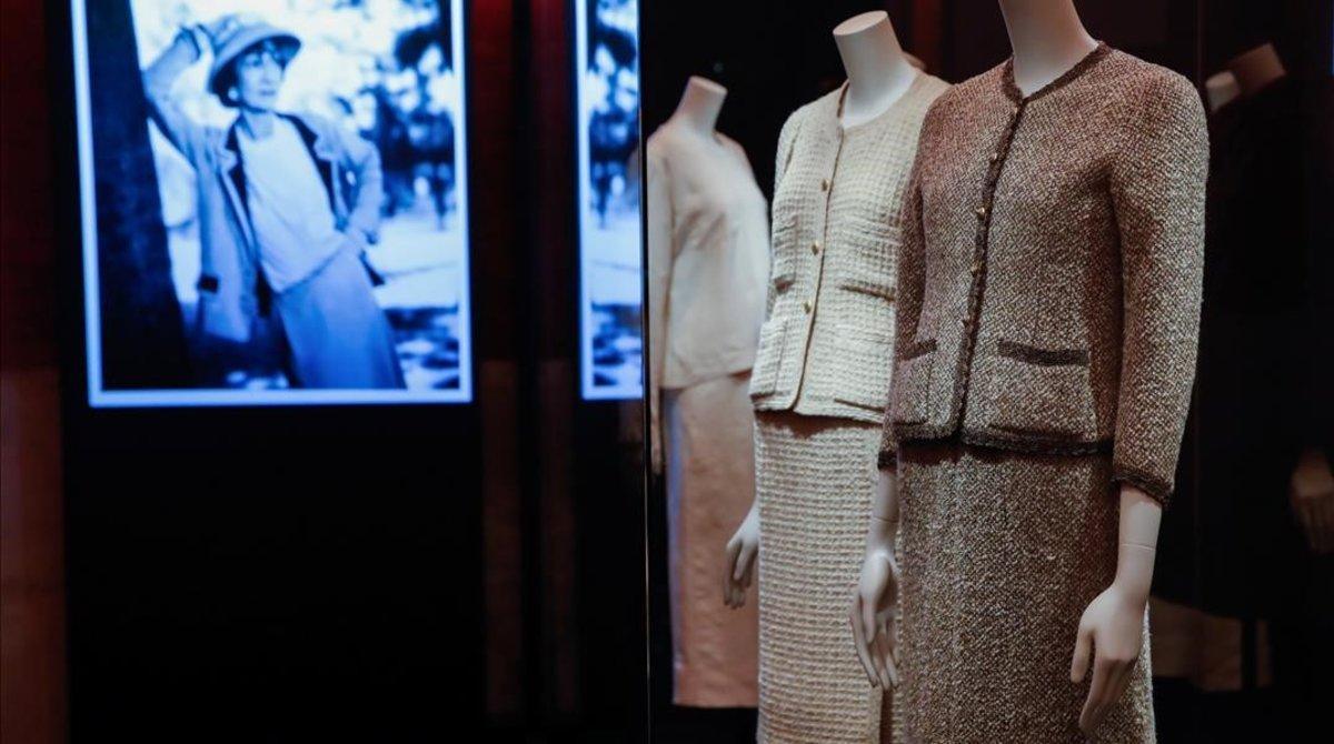 Algunas de las creaciones de Chanel, en la exposición.