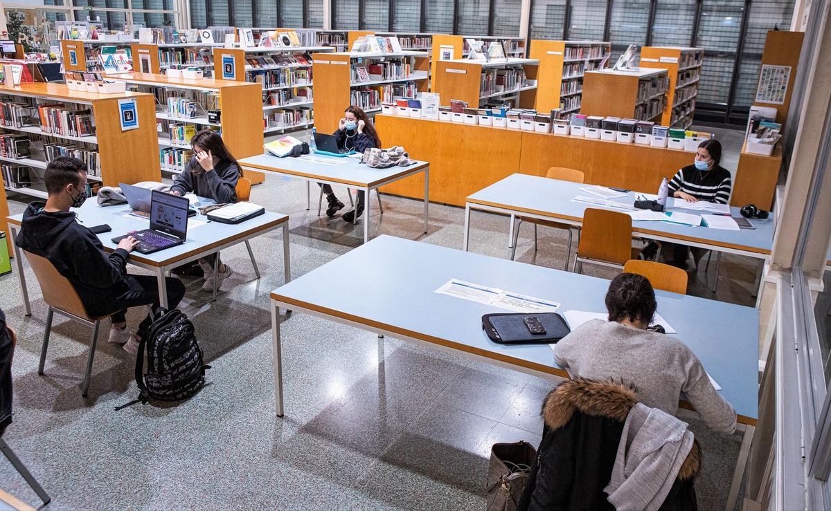 Usuarios en la Biblioteca Pompeu Fabra de Mataró. Usuarios en la Biblioteca Pompeu Fabra de Mataró.