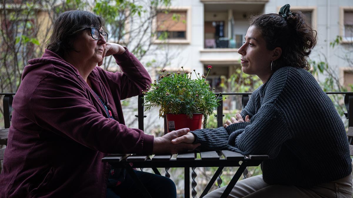 Teresa Trullén, con su hija, en el piso de Sant Antoni que alquiló unos días a turistas y por el que afronta una multa de 60.001 euros. Teresa Trullén, con su hija, en el piso de Sant Antoni que alquiló unos días a turistas y por el que afronta una multa de 60.001 euros.