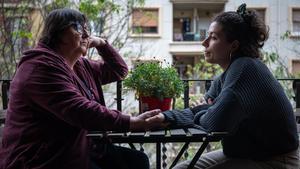 Teresa Trullén, con su hija, en el piso de Sant Antoni que alquiló unos días a turistas y por el que afronta una multa de 60.001 euros.