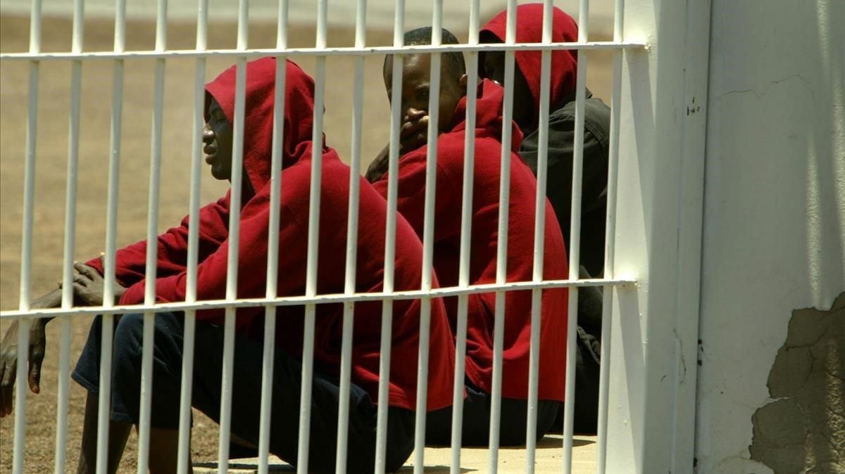 Un grupo de inmigrantes, en el centro de internamiento de extranjeros de El Matorral, en Fuerteventura, el 26 de junio del 2004. Un grupo de inmigrantes, en el centro de internamiento de extranjeros de El Matorral, en Fuerteventura, el 26 de junio del 2004.