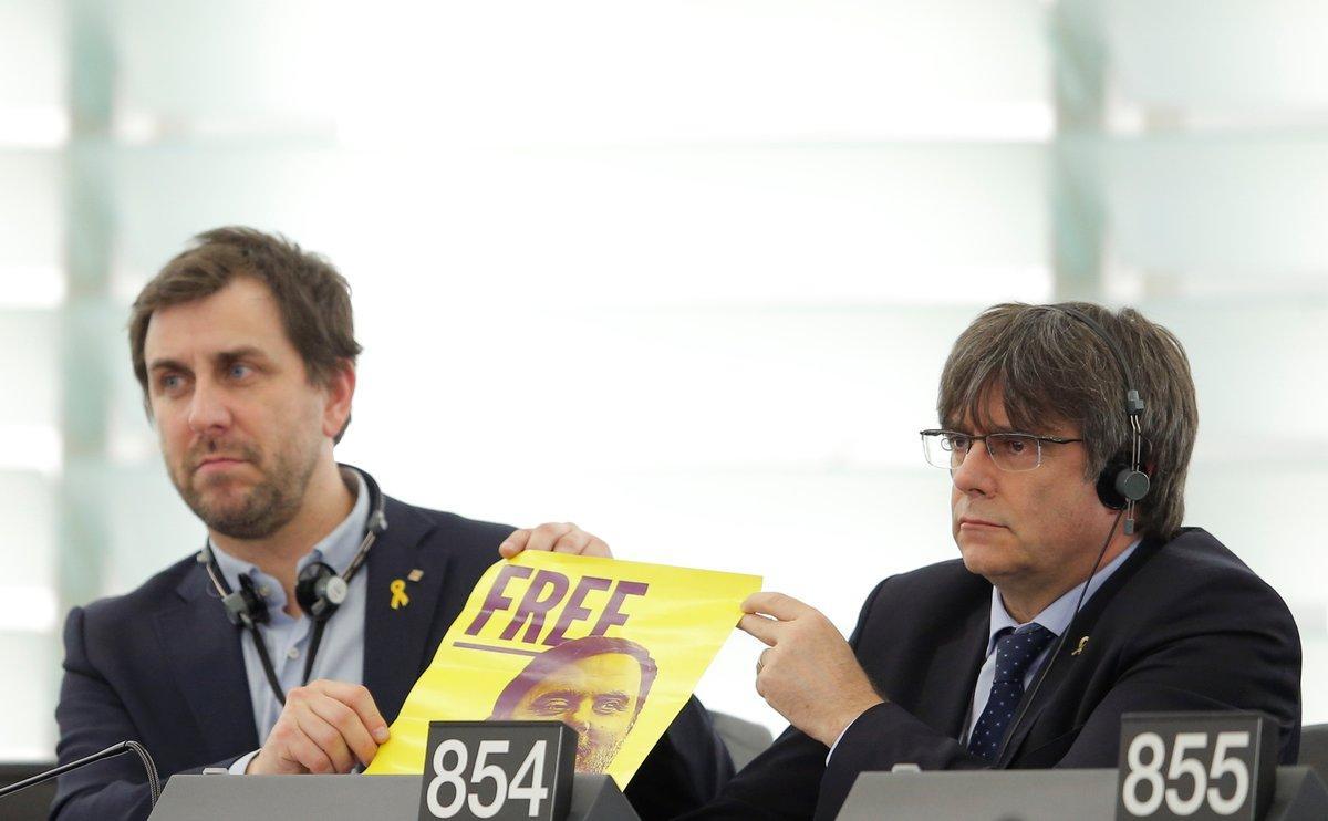 Former members of the Catalan government Carles Puigdemont and Toni Comin hold a banner depicting jailed Catalan leader Oriol Junqueras during their first plenary session as members of the European Parliament in Strasbourg, France, January 13, 2020. REUTERS/Vincent Kessler